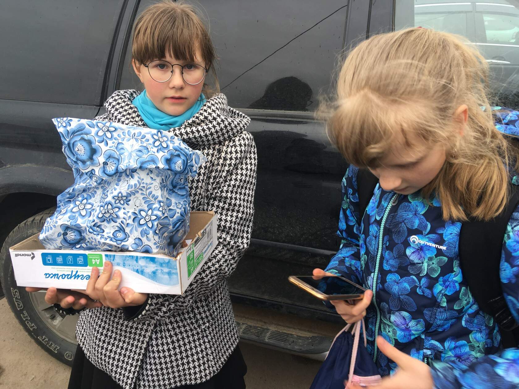 Две девочки в Лесколово держат коробку и пакет с найденными котятами, просят о помощи с передержкой